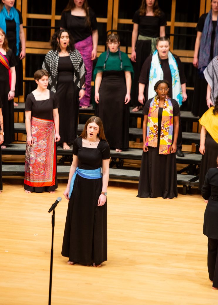 Woman singing and a music choir at Earthtones 2024