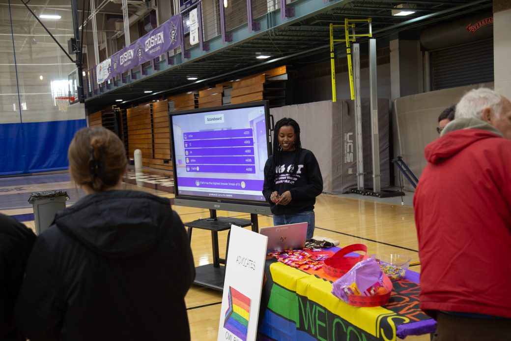 Woman in a table emphasizing respect for LGBTQIA+ people.