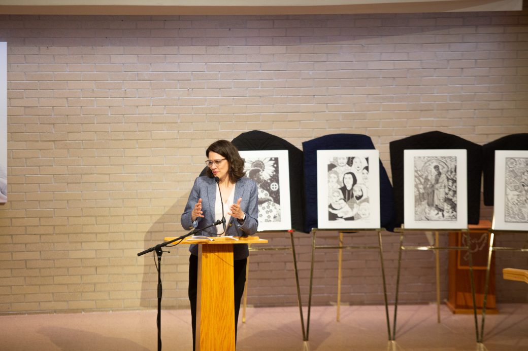 Woman doig a speech at stage's pulpit