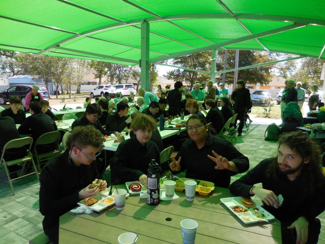 Students lunching sandwiches