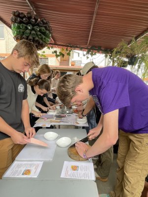 students getting ready to eat