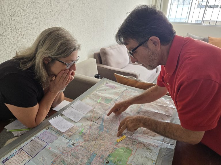 Jan and Klever study the map of Quito.