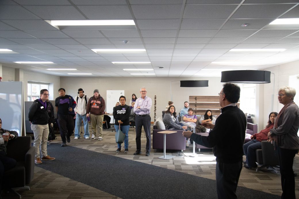Gilberto Pérez, Jr., spoke at the Commuter Lounge opening.