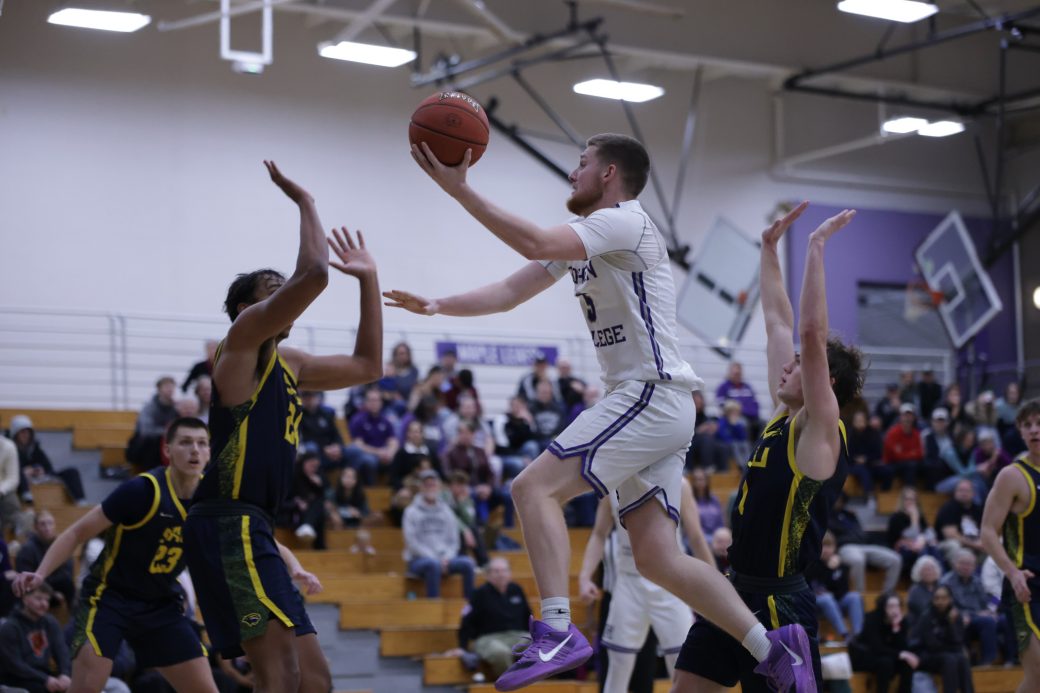 Jacob Carlson, men's basketball, driving to the rim