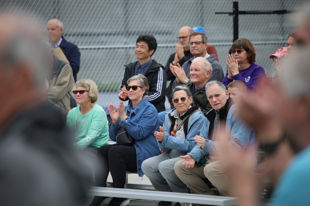 Crowd clapping