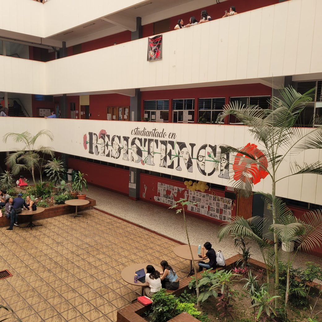 A mural spelling "Resistencia" contains the faces of nine individuals.